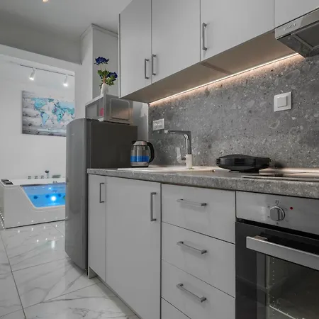 Premium Jacuzzi At The Center, By Aqua Platinum Thessalonique