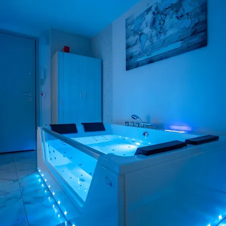 Apartment Premium Jacuzzi At The Center, By Aqua Platinum