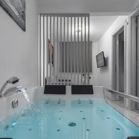Apartment Premium Jacuzzi At The Center, By Aqua Platinum *