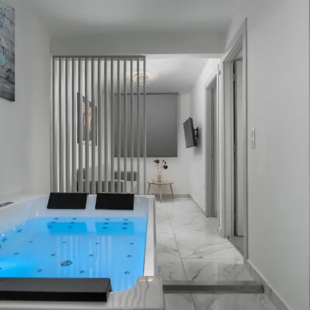 Apartment Premium Jacuzzi At The Center, By Aqua Platinum *